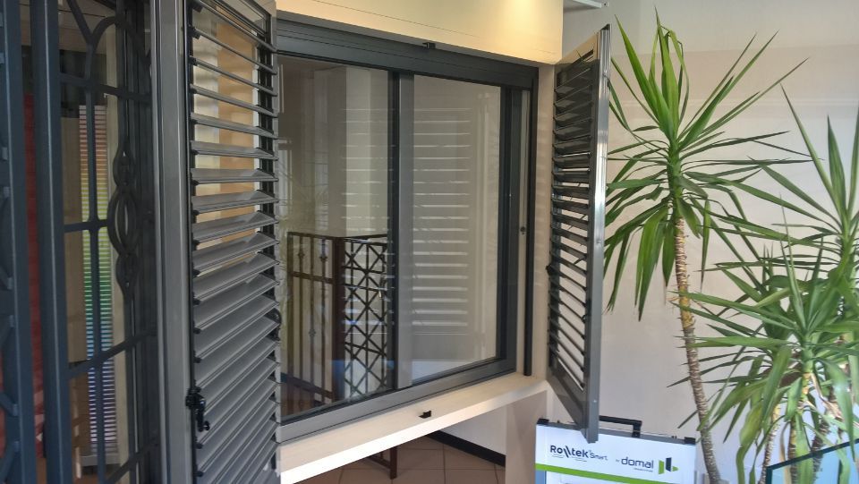 finestra in PVC di colore scuro