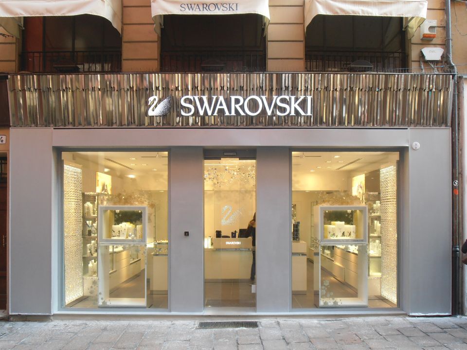 vetrina negozio swarovski
