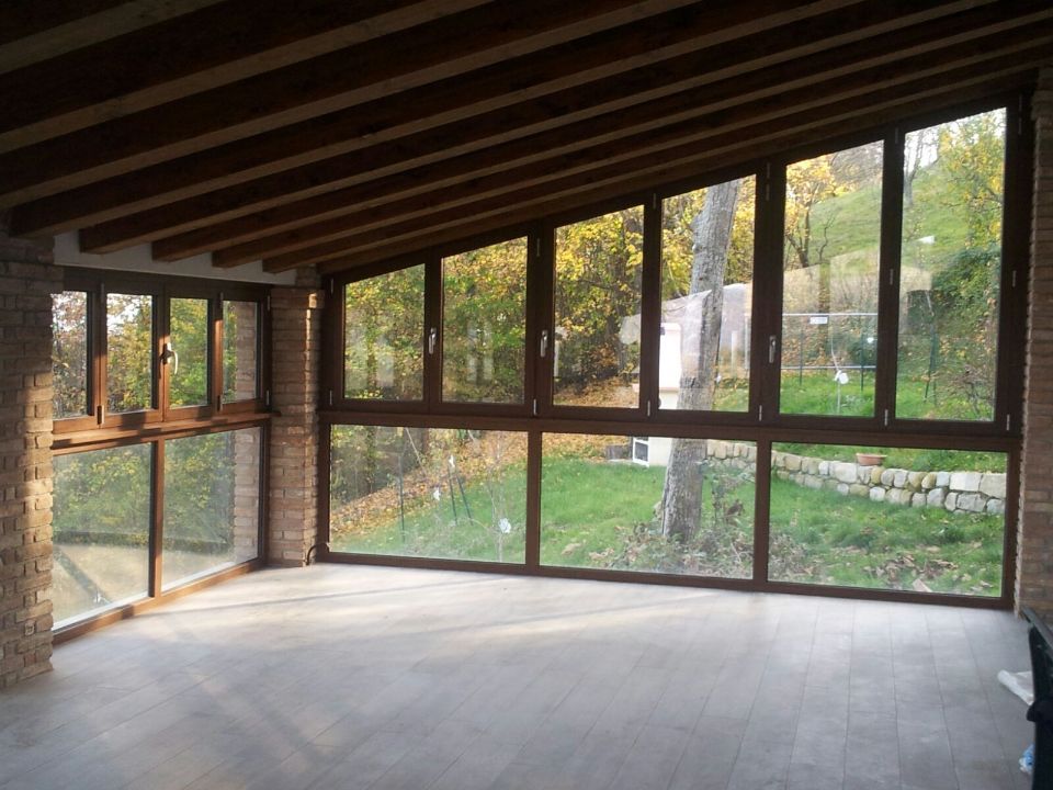 veranda con infissi e serramenti in PVC