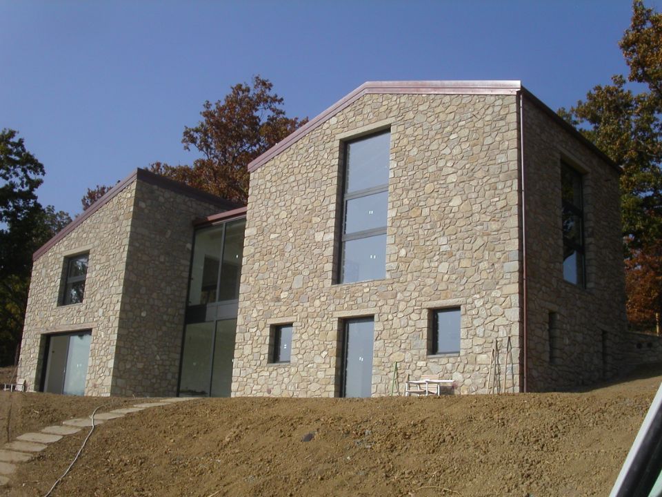 nuovo complesso edile con infissi moderni