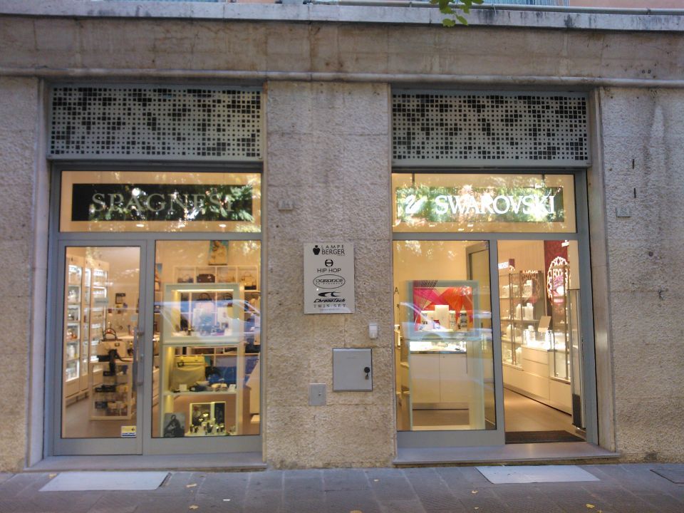 negozio con serramenti in alluminio