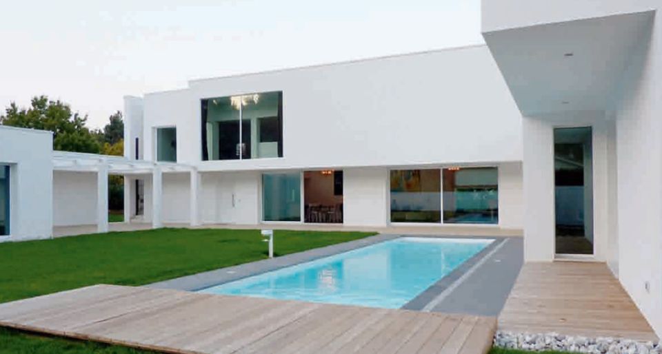 porta-finestra in vetro per accesso agli spazi esterni