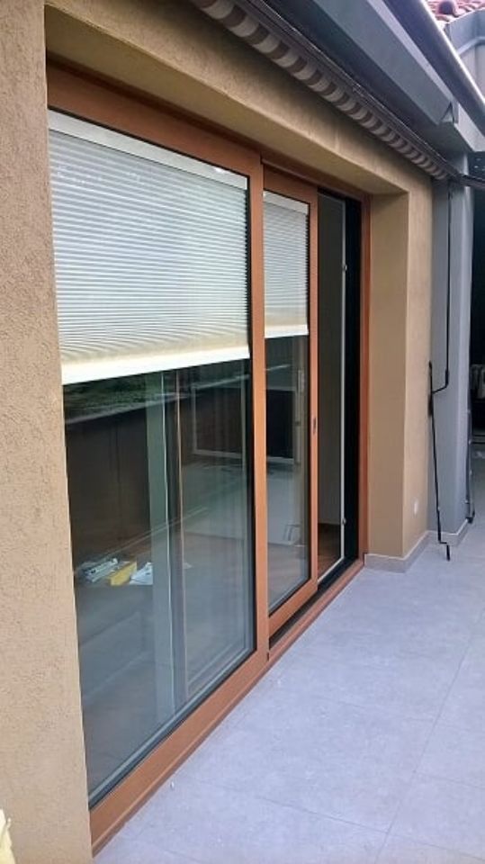 porta scorrevole in PVC per accesso al balcone