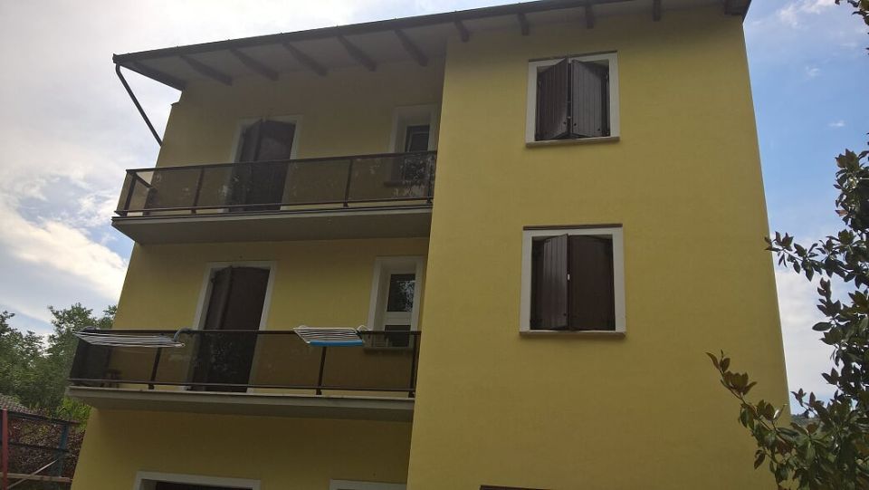 nuova palazzina con finestre in PVC