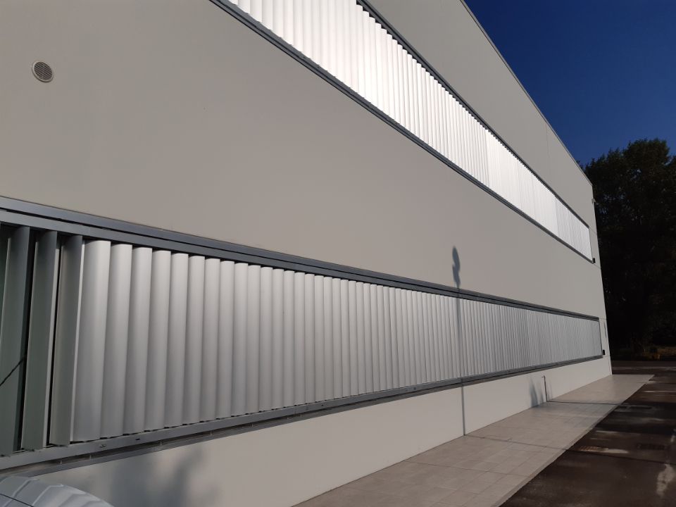 edificio con infissi in alluminio