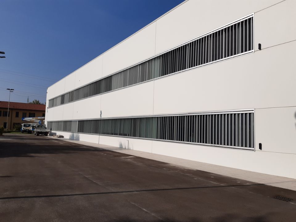 edificio industriale a vetri