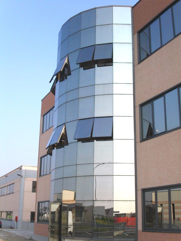 palazzo moderno a vetri