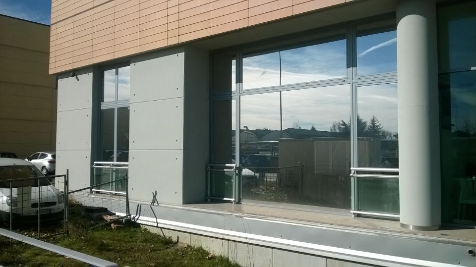 edificio industriale con ampia vetrata