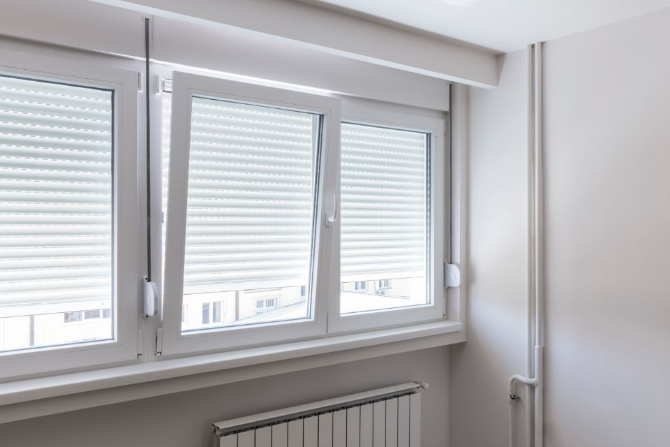 finestra con apertura verso l'interno in PVC