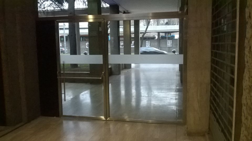 porta in vetro in un edificio