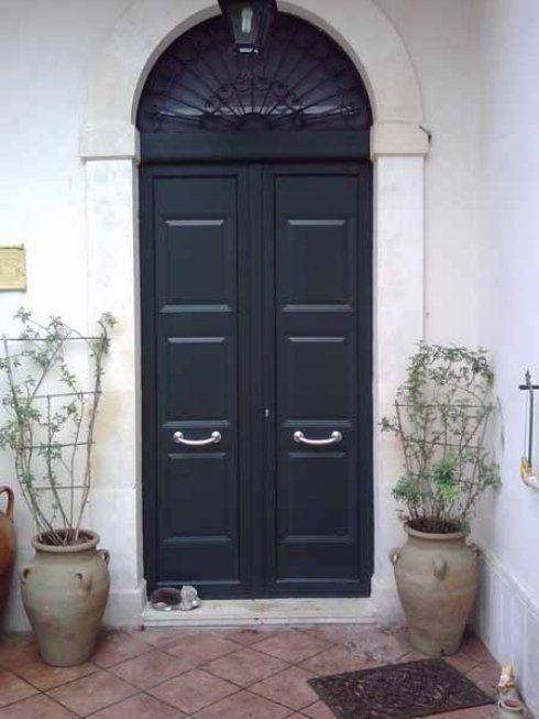 portone d'ingresso verde scuro