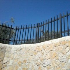 recinzione villa con ringhiera in ferro