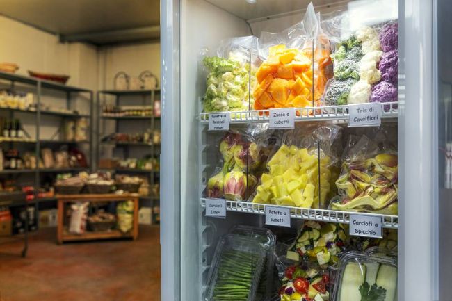bancone frigo con monoporzioni di frutta e verdura