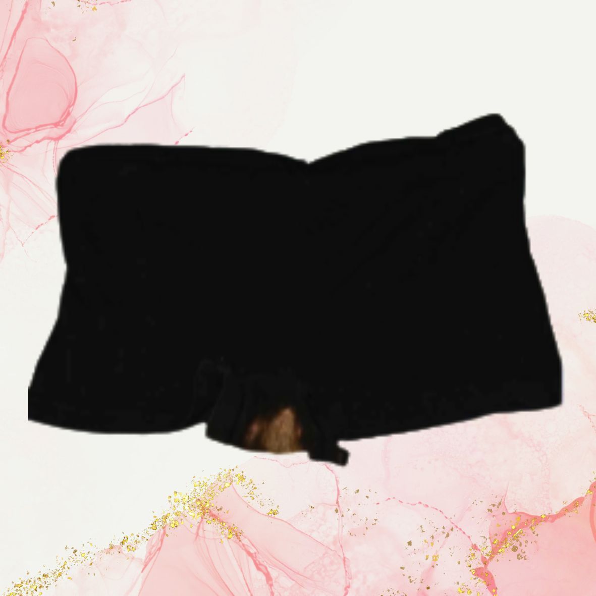 Zwarte korte broek op een roze achtergrond met gouden accenten.