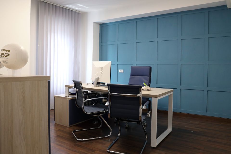 ufficio con parete azzurra a quadri