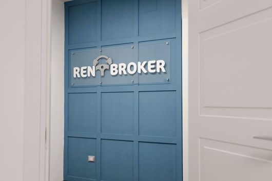 porta d'ingresso azzurra con insegna Rent Broker