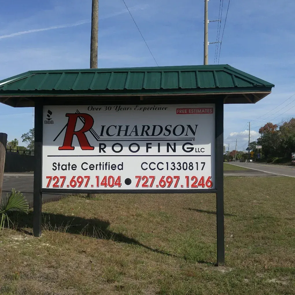 A sign that says richardson roofing on it