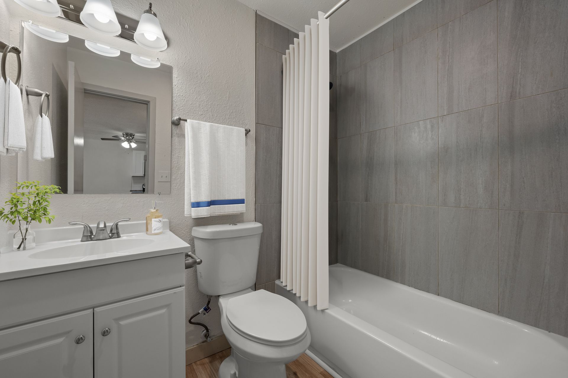 Photo showing a bathroom with a bathtub/shower combo