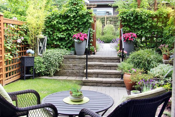 There is a table and chairs in the backyard.