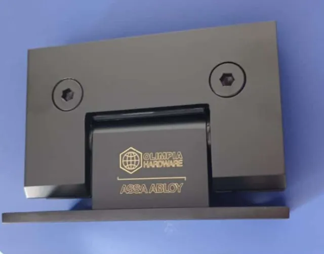 Un primer plano de una bisagra de puerta negra que dice 'hardware elegante'.