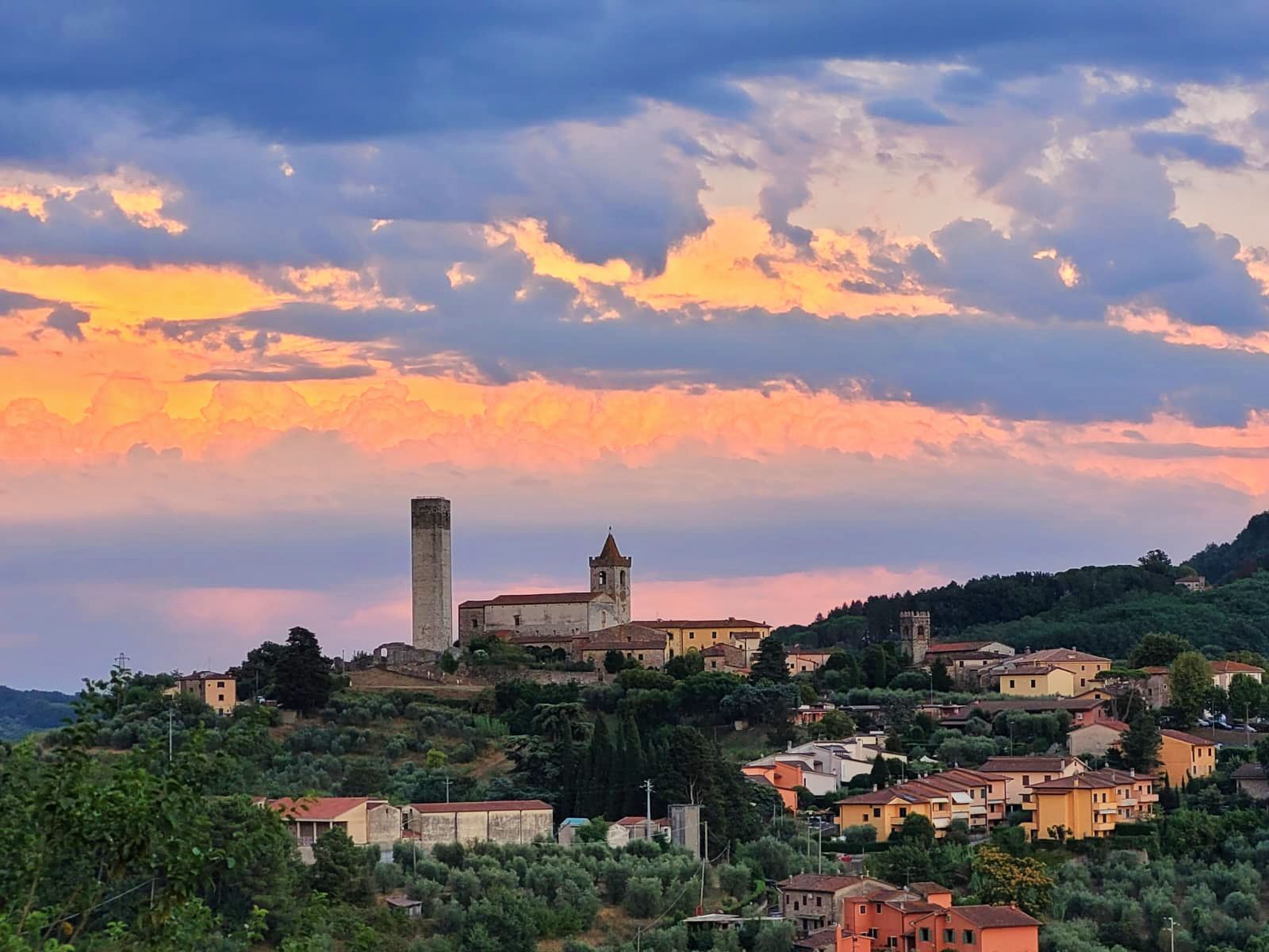 Vista de Serravalle Pistoiese, uma vila histórica no topo de uma colina perto da Quinta I Pitti.