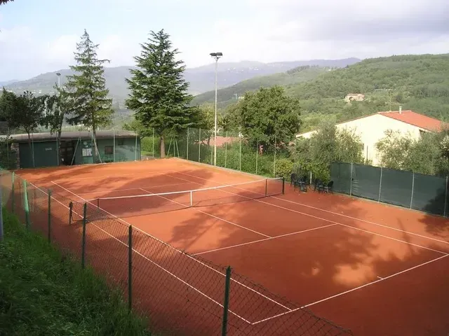 Jogue tênis nas quadras externas de Serravalle Pistoiese, perto do Agriturismo I Pitti.