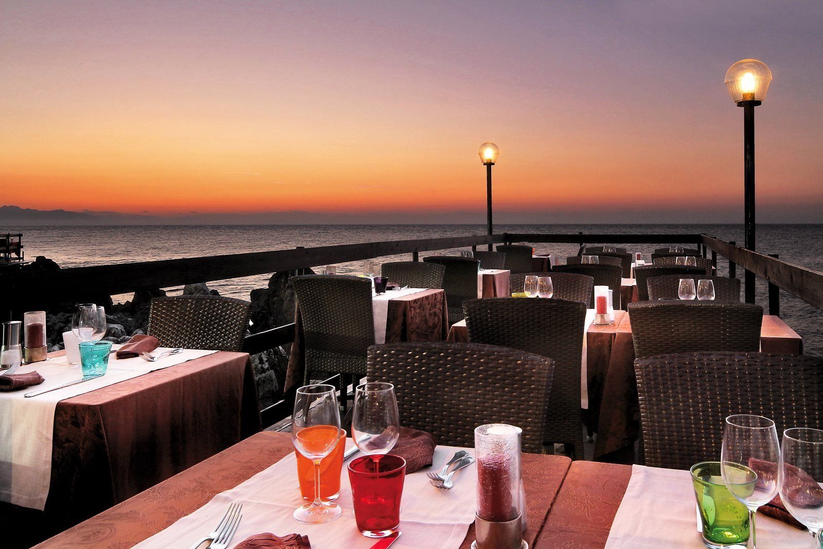 Tavola imbandita sulla terrazza panoramica del ristorante