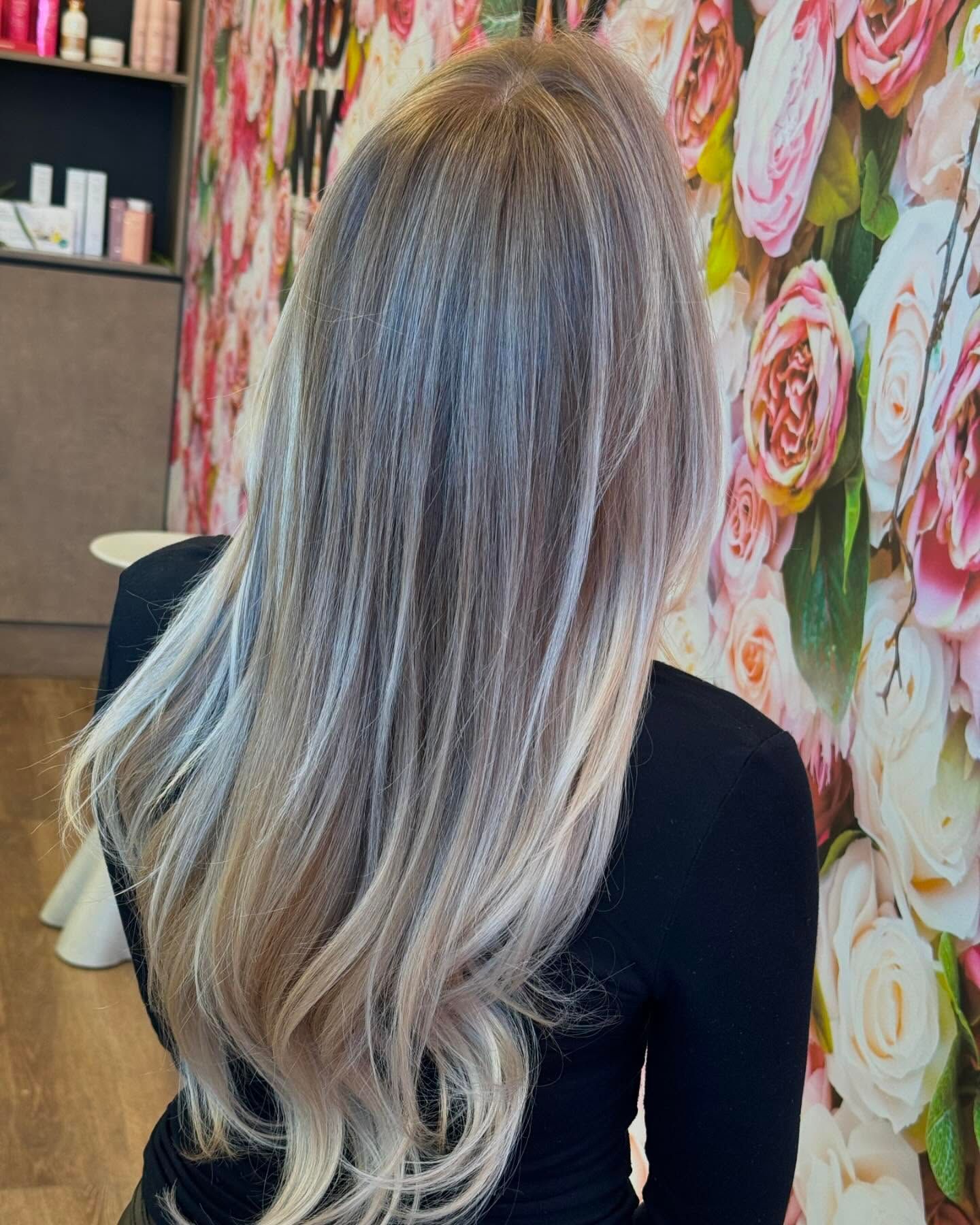 capelli biondi con schiariture platino