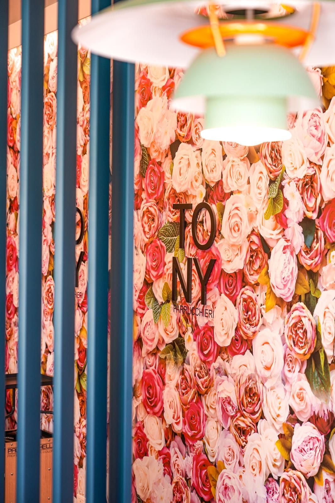 dettaglio parte interna salone parrucchieri