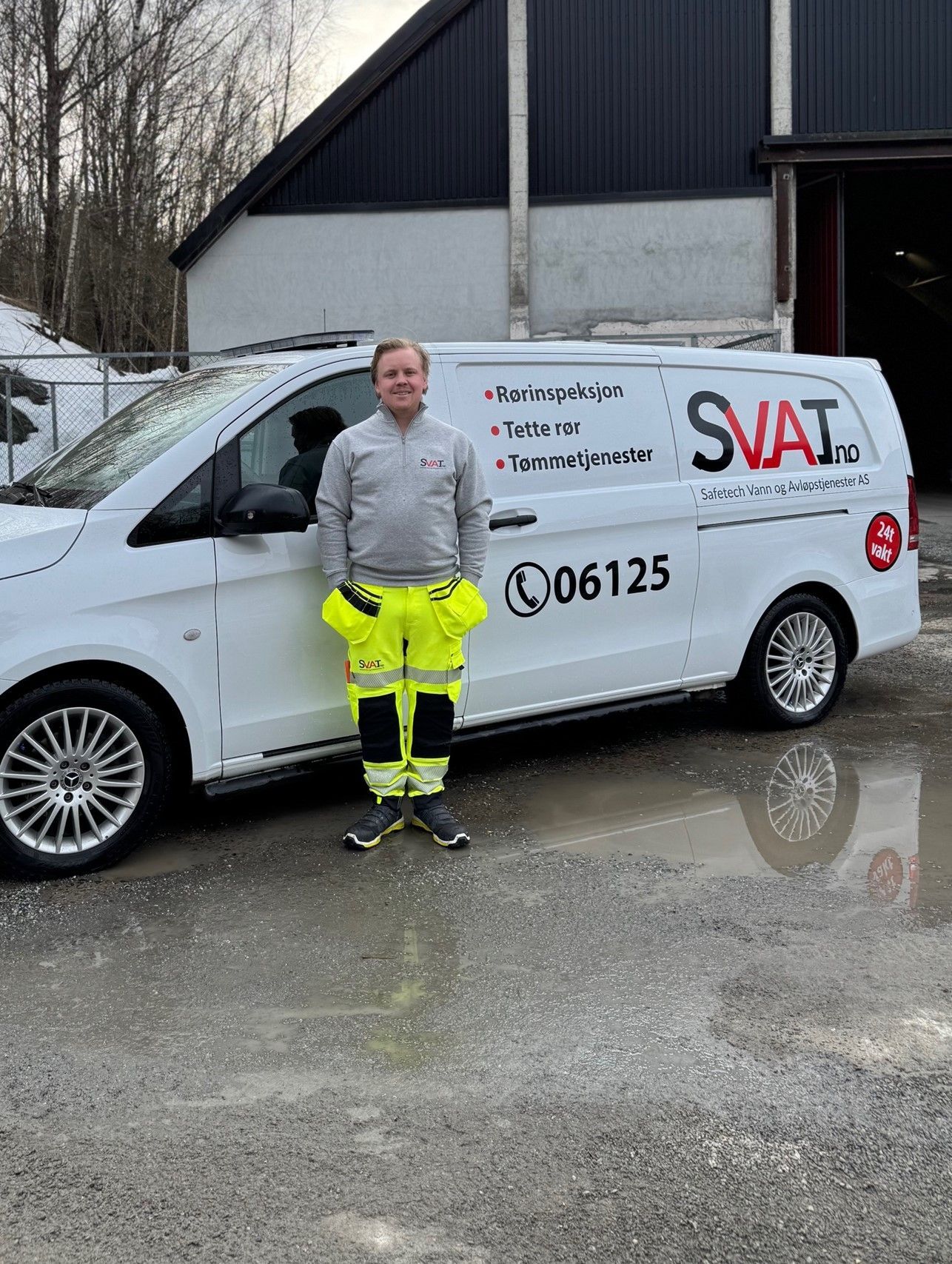 En mann står foran en hvit Safetech Vann og Avløpstjenester AS varebil.