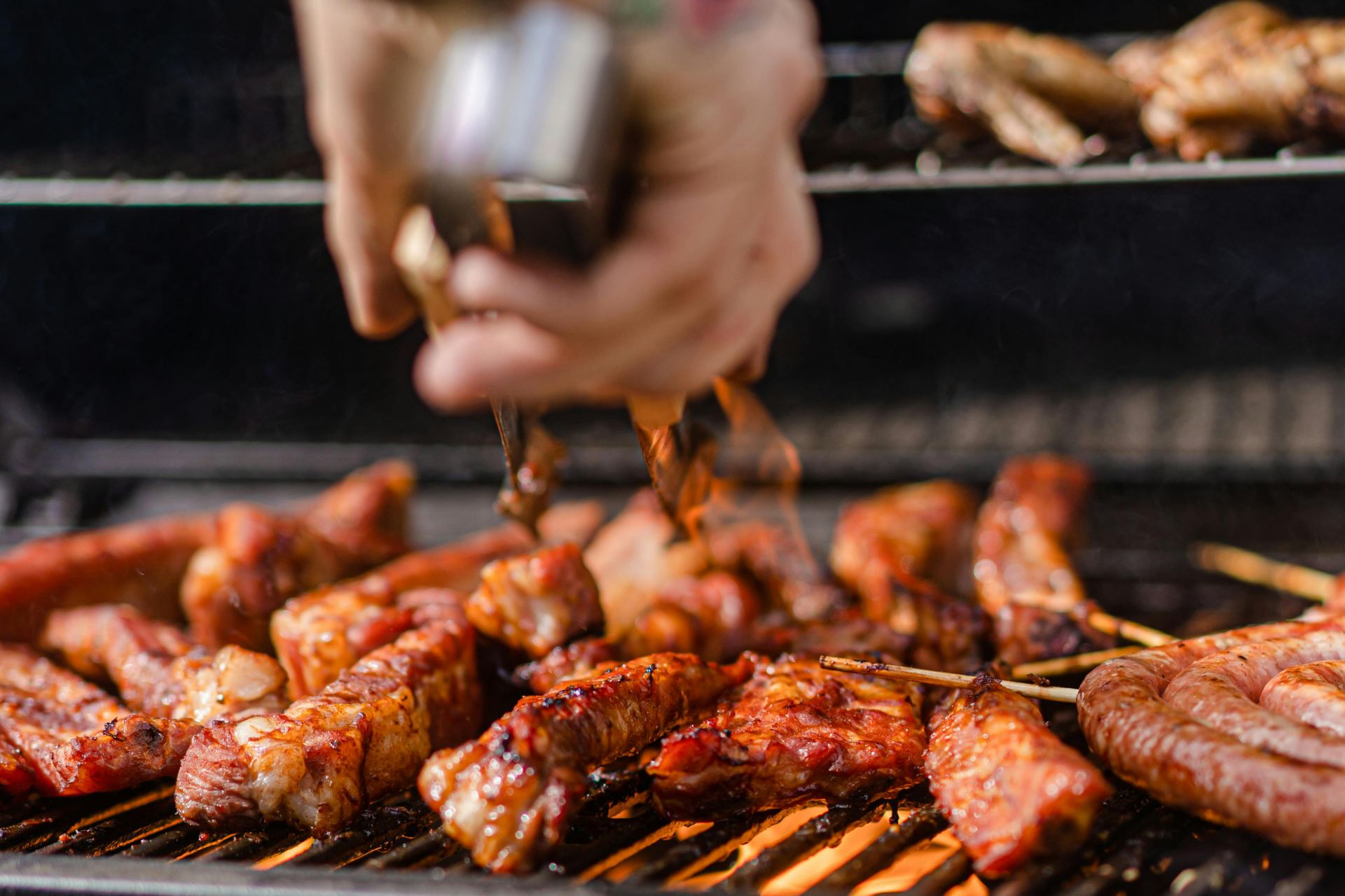 Ser opp på et palmetre mot en blå himmel.