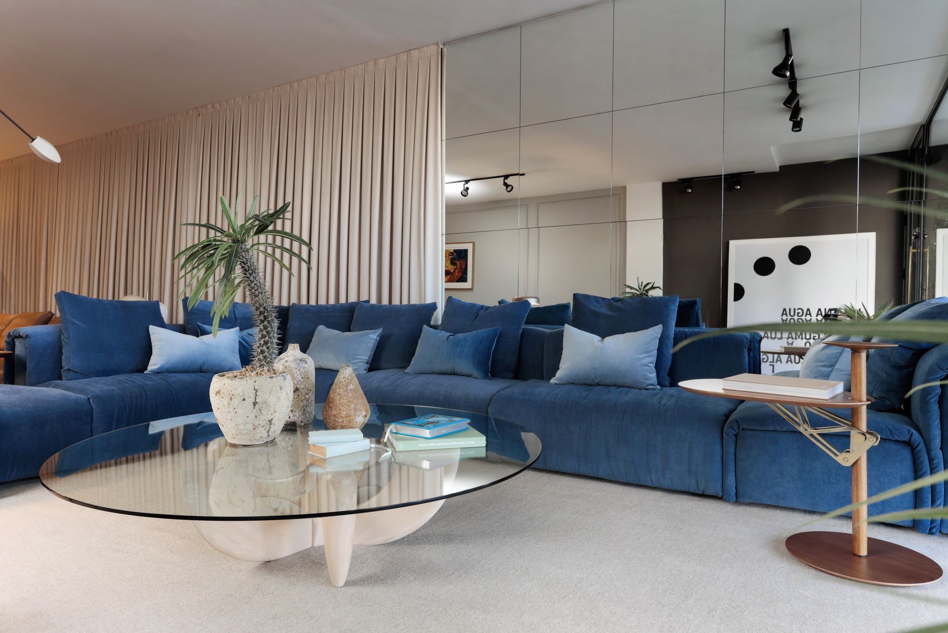 Sofá Matchon da Quorum Home Design dividindo o espaço e estruturando o ambiente com modulação arquit