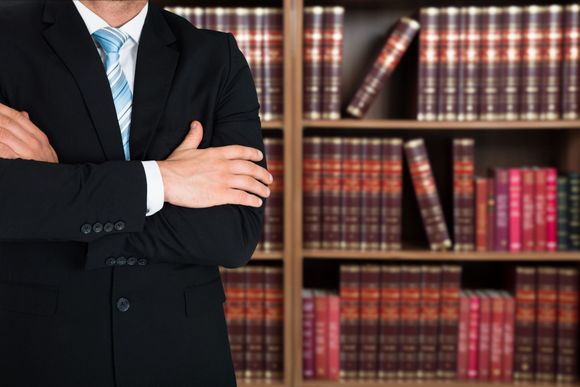 Un avvocato nello studio legale