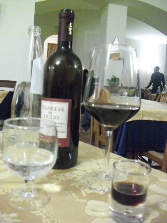 bottiglia di vino su tavolo di ristorante