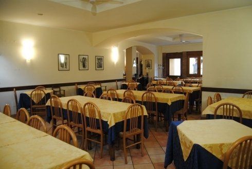 sala di un ristorante con tavoli e sedie