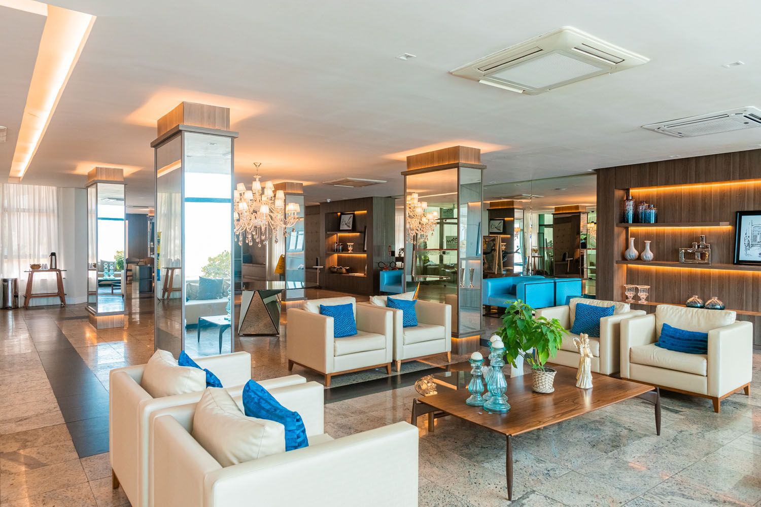 Uma sala de estar cheia de móveis e uma mesa de centro.