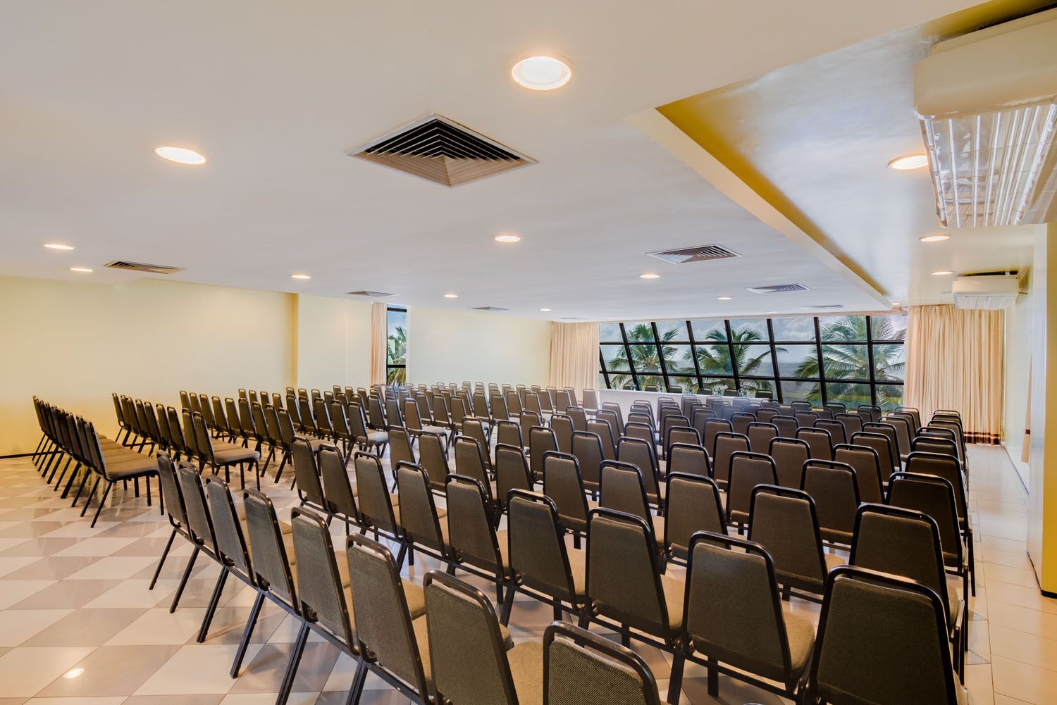 Uma sala grande com fileiras de cadeiras