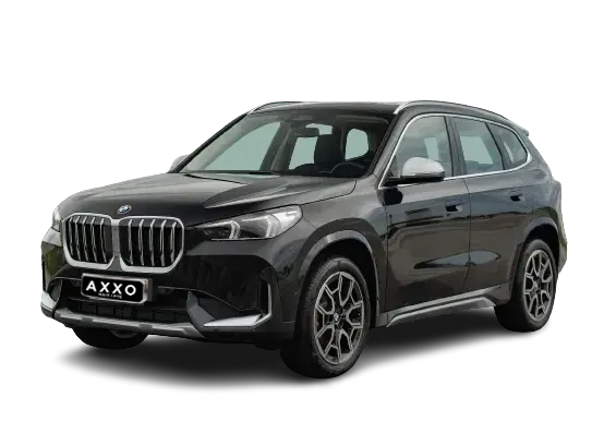 Um bmw x1 preto é mostrado em um fundo branco.