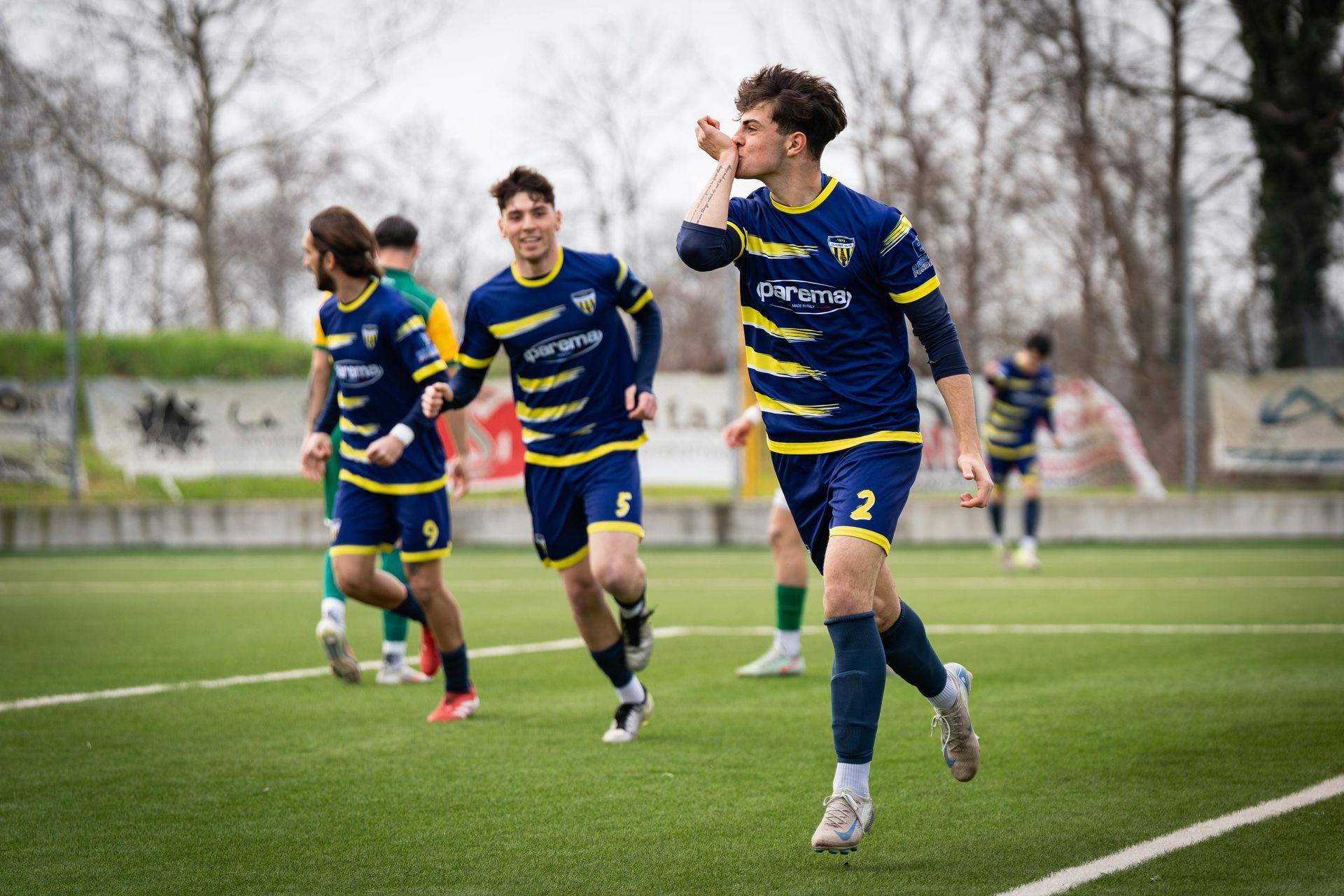 Un grupo de jóvenes está jugando al fútbol en un campo.