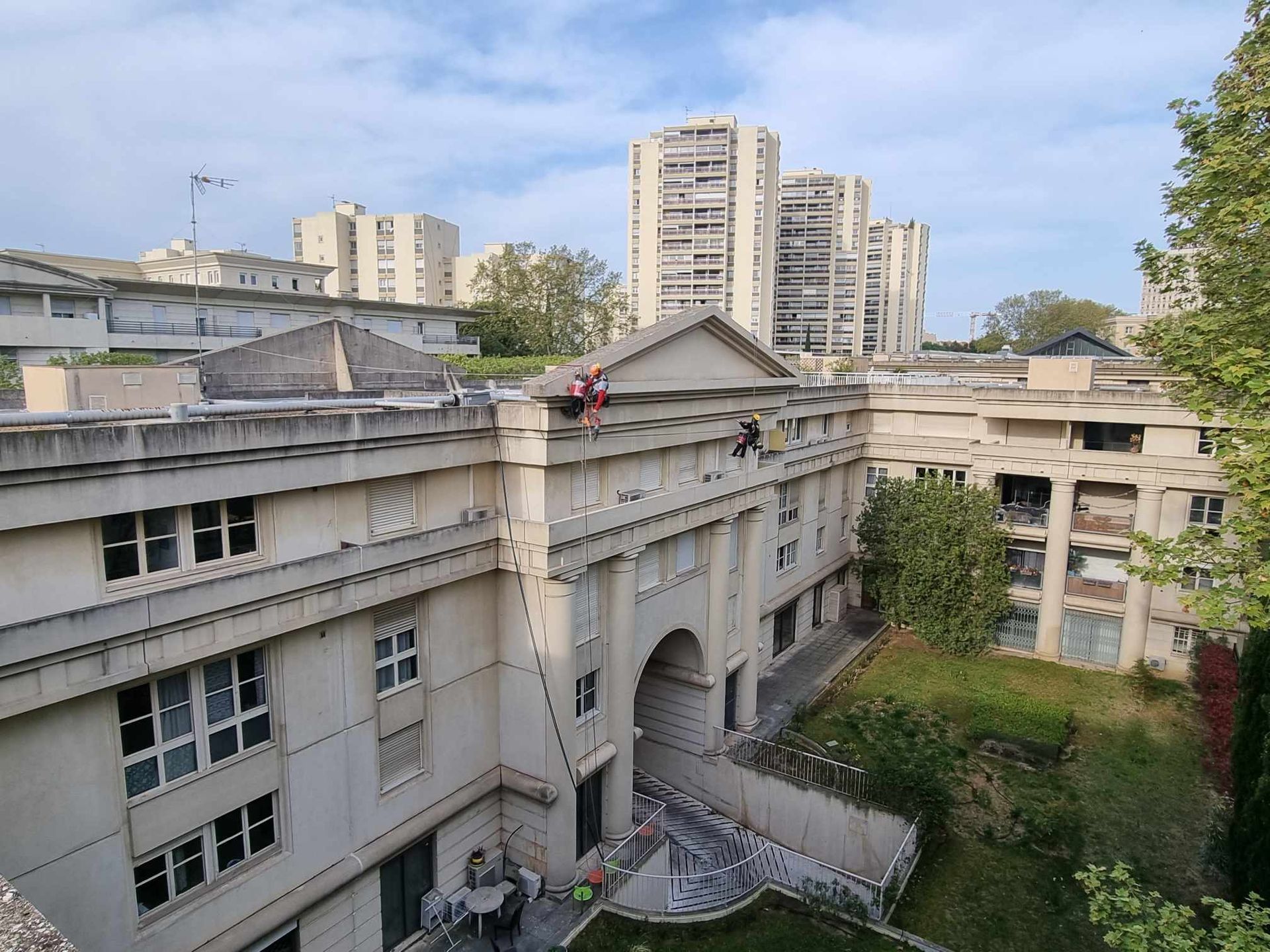Un groupe de personnes se tient sur le toit d'un grand bâtiment.