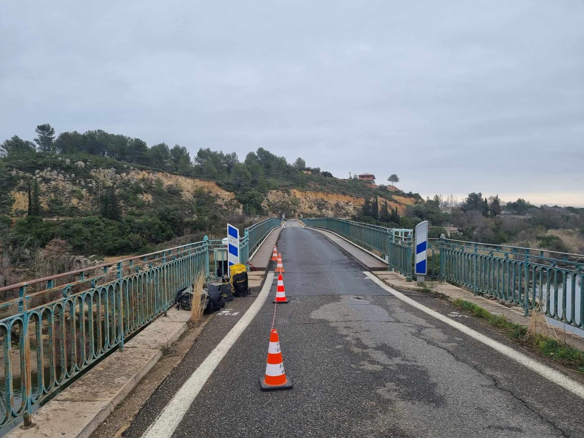 Un pont avec des cônes de signalisation sur le côté.