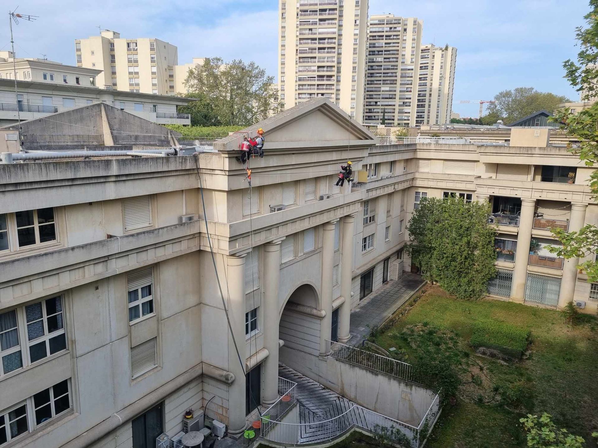 Un groupe de personnes grimpe sur le côté d'un bâtiment.