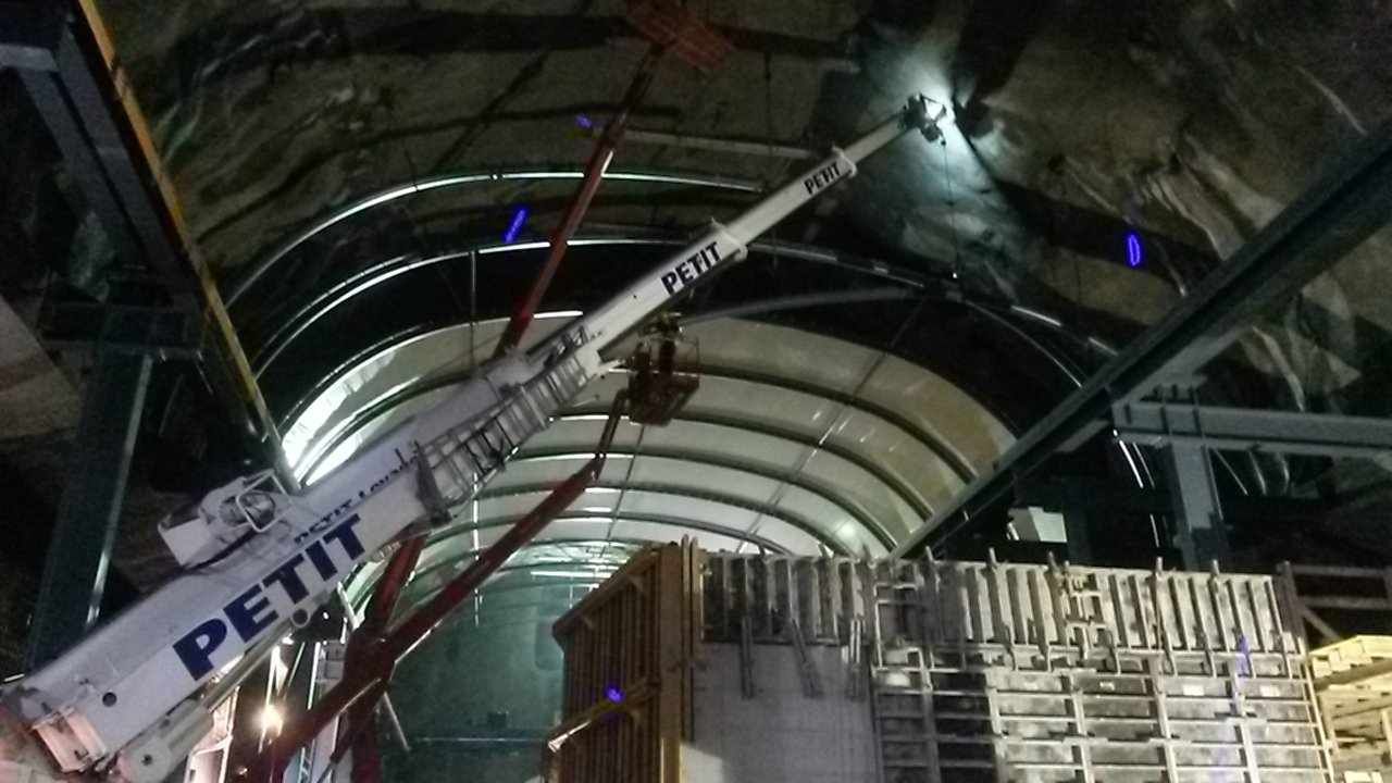 Une grue avec le mot petit dessus est suspendue au plafond d'un bâtiment.