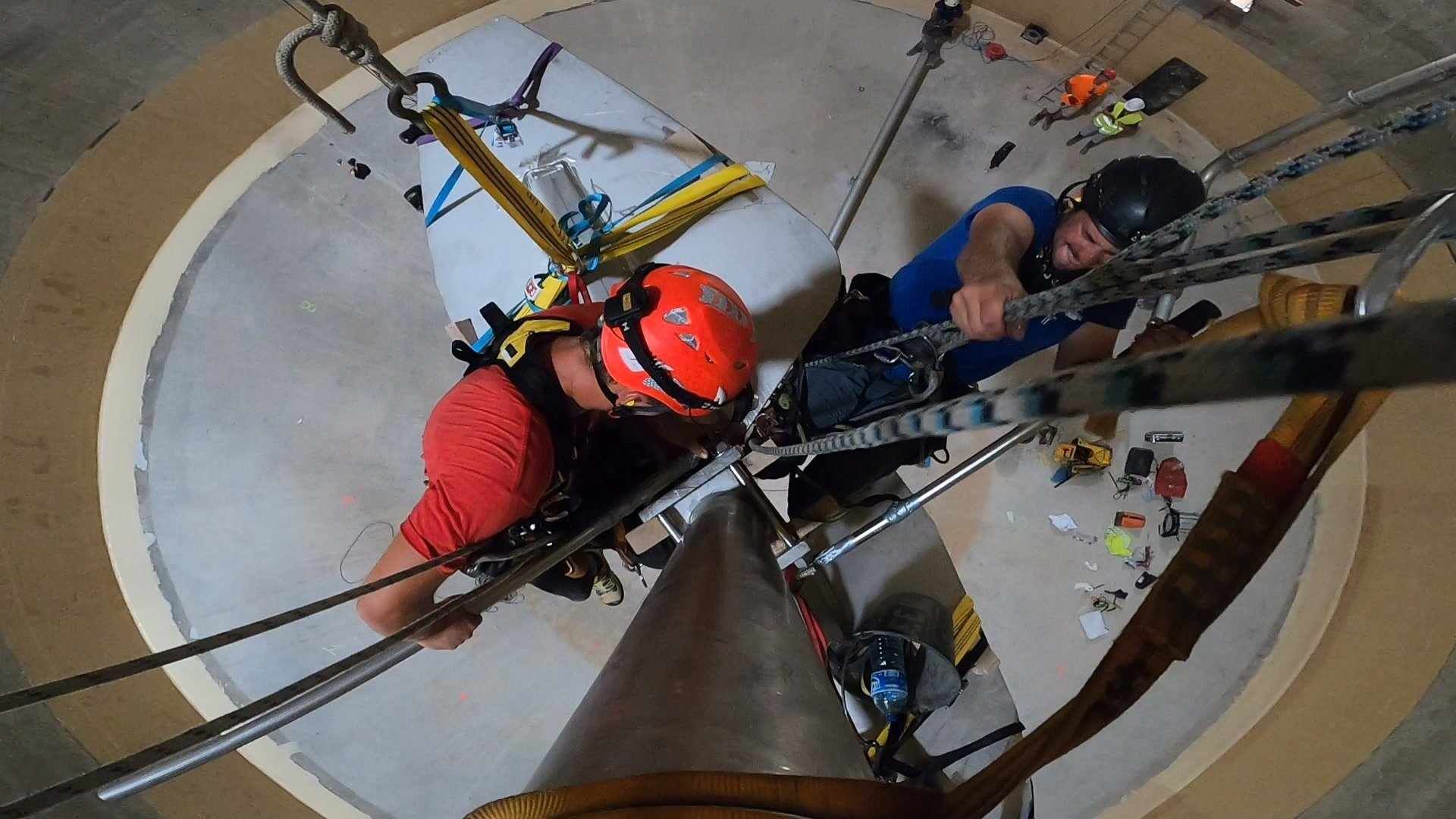 Deux hommes grimpent sur une corde en cercle.