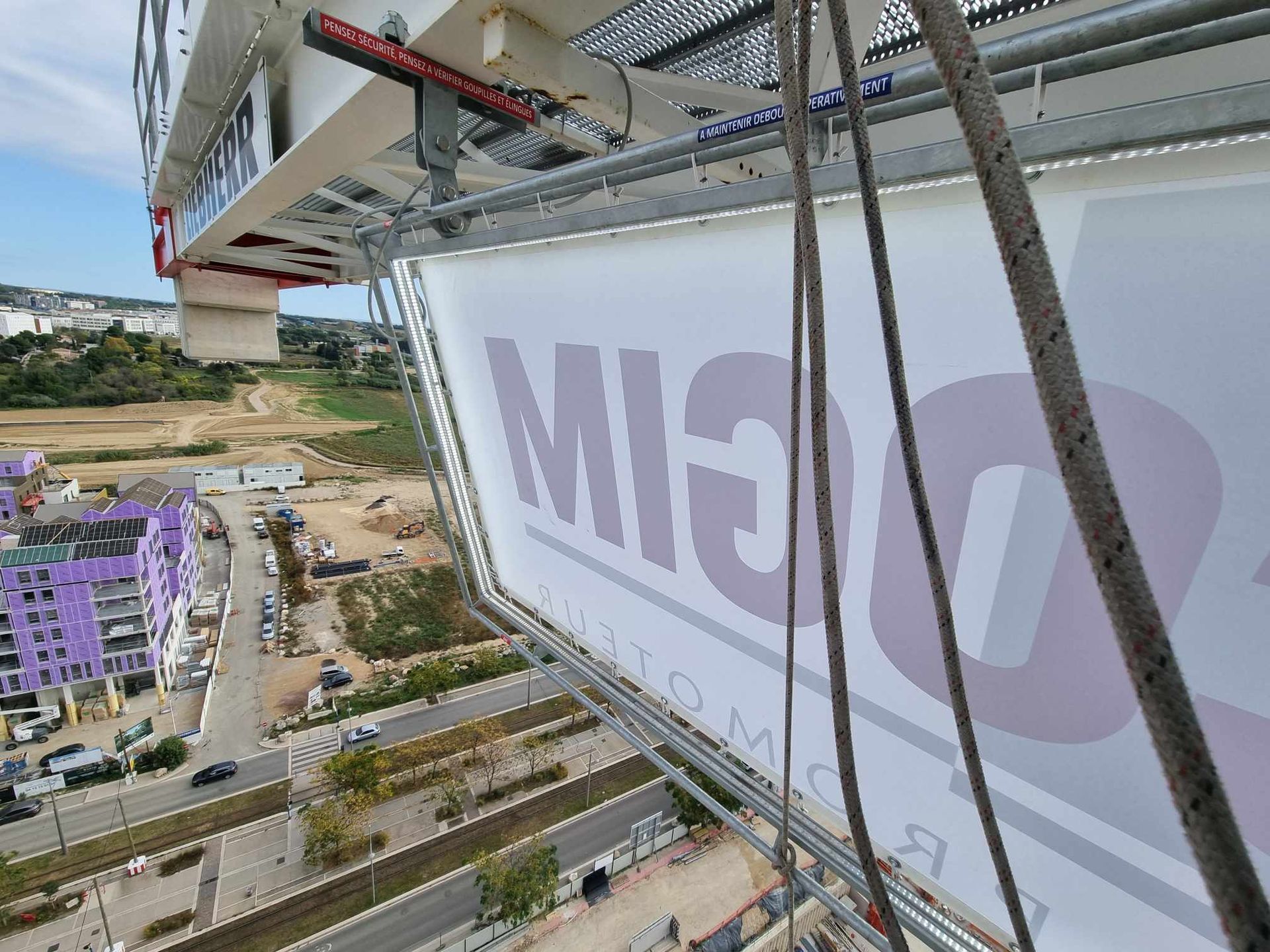 Un grand panneau blanc avec le mot miso dessus