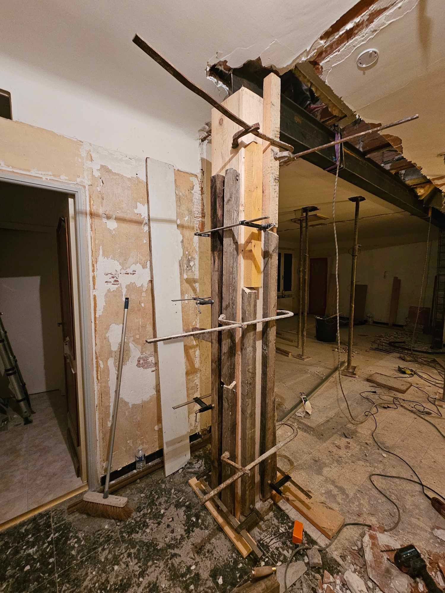 Une pièce en construction avec un pilier au milieu.