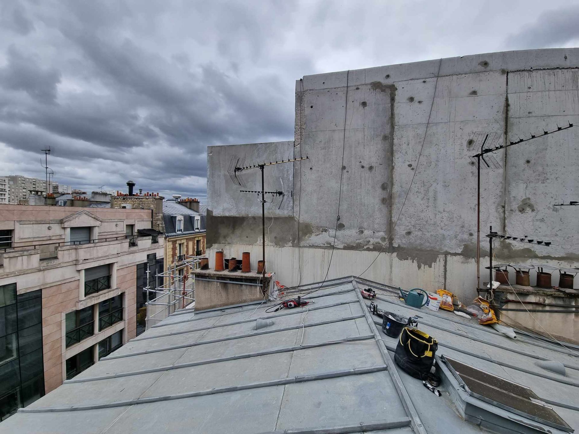 Une vue d'une ville depuis le toit d'un immeuble.