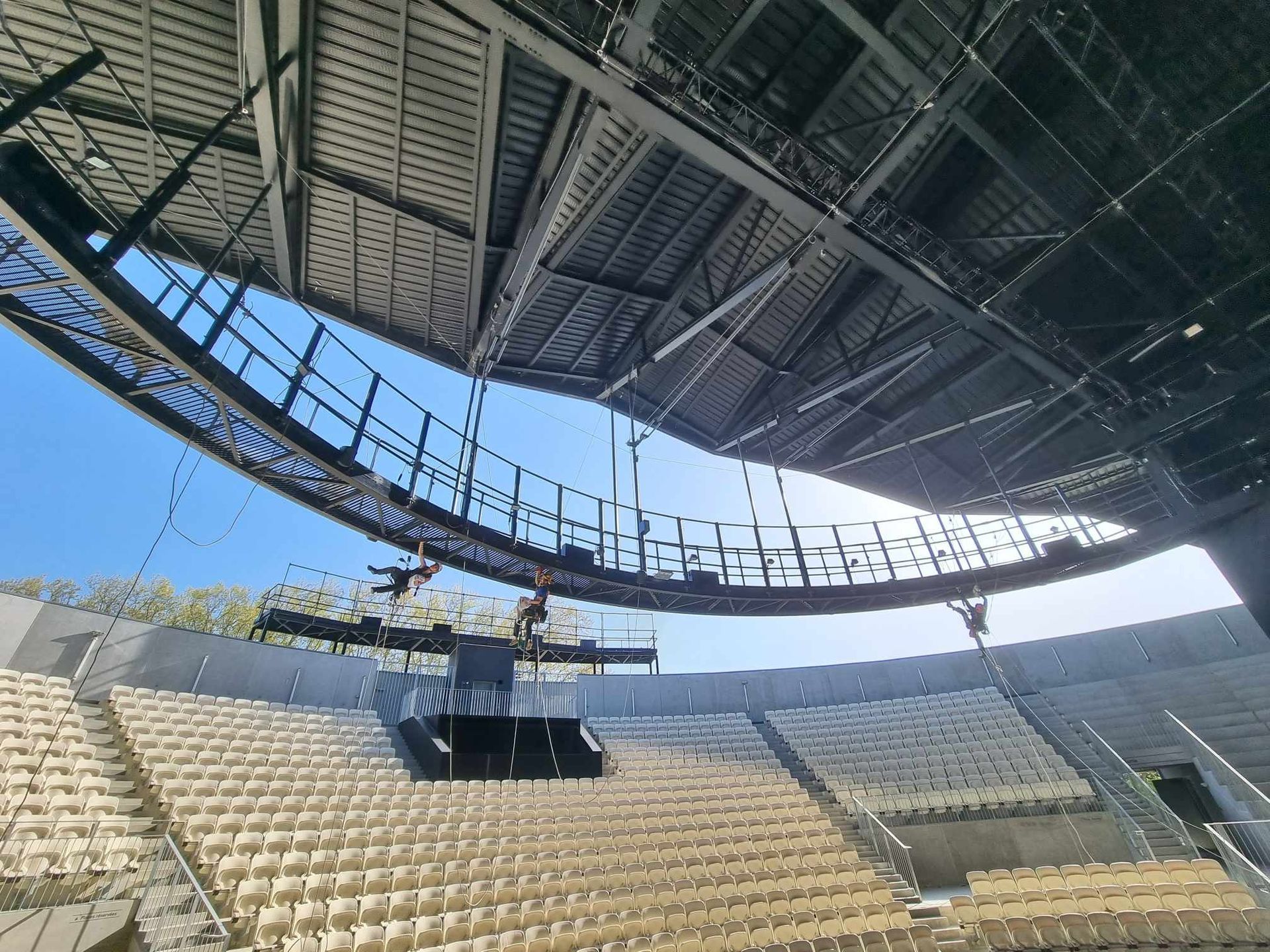 Regardant le plafond d'un stade avec des sièges vides