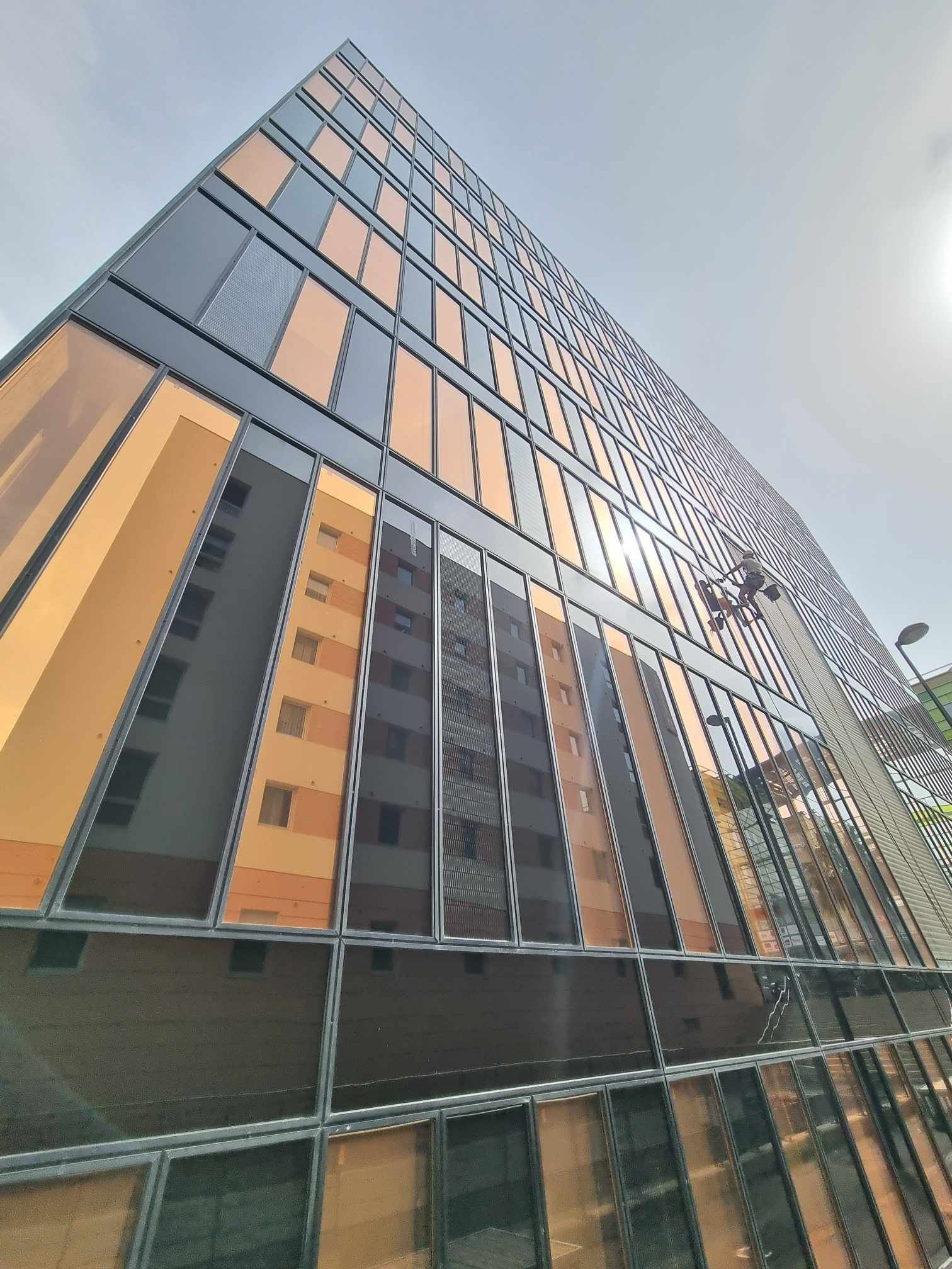 Regardant vers le haut vers un grand bâtiment avec beaucoup de fenêtres