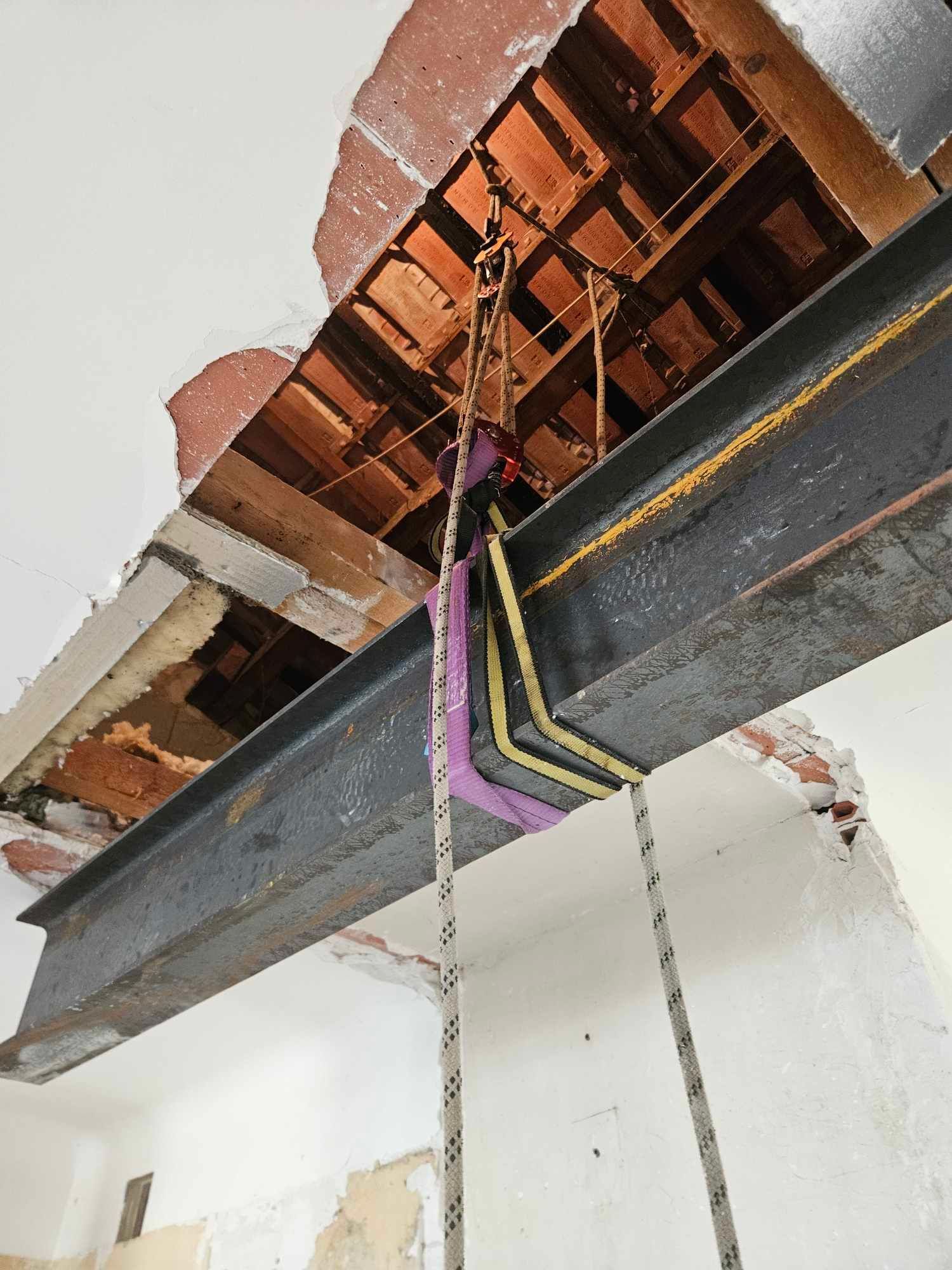 Une corde pend du plafond d'un bâtiment.
